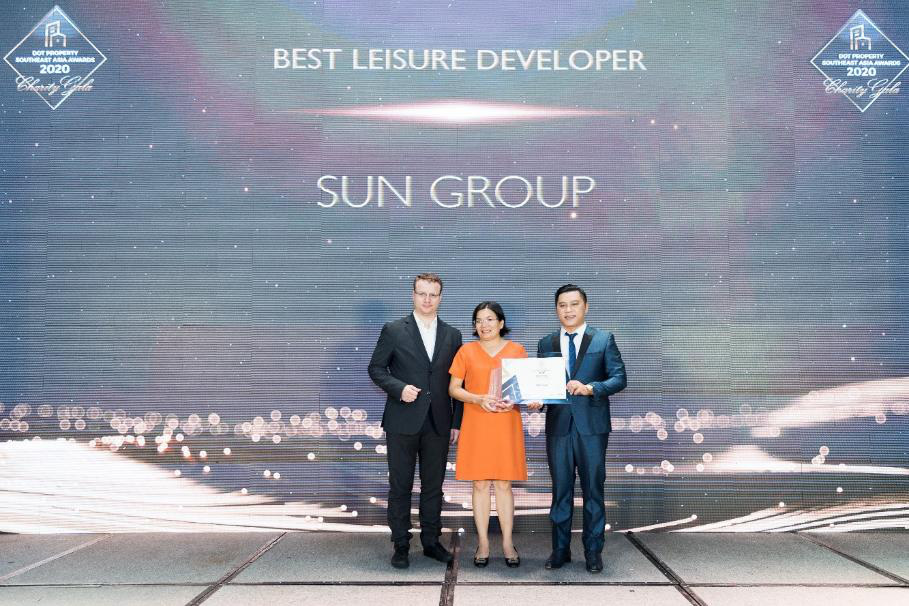 Ảnh: Bà Nguyễn Lâm Nhi Thùy (giữa) , đại diện Sun Group nhận giải thưởng "Nhà phát triển công trình vui chơi giải trí tốt nhất Đông Nam Á 2020"